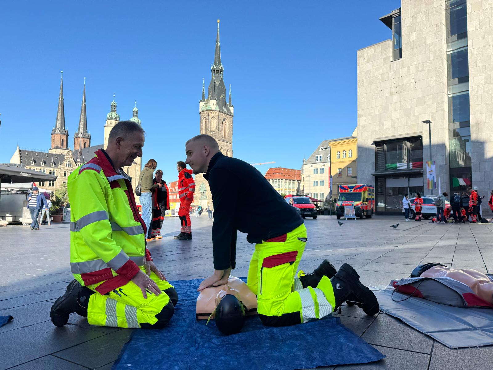 Reanimationstraining auf dem Marktplatz in Halle
