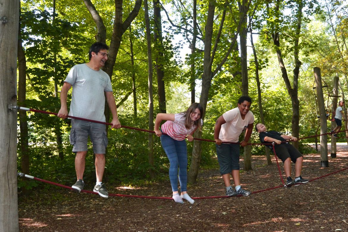 Ali gemeinsam mit seinen Schützlingen beim Balanceakt.jpg