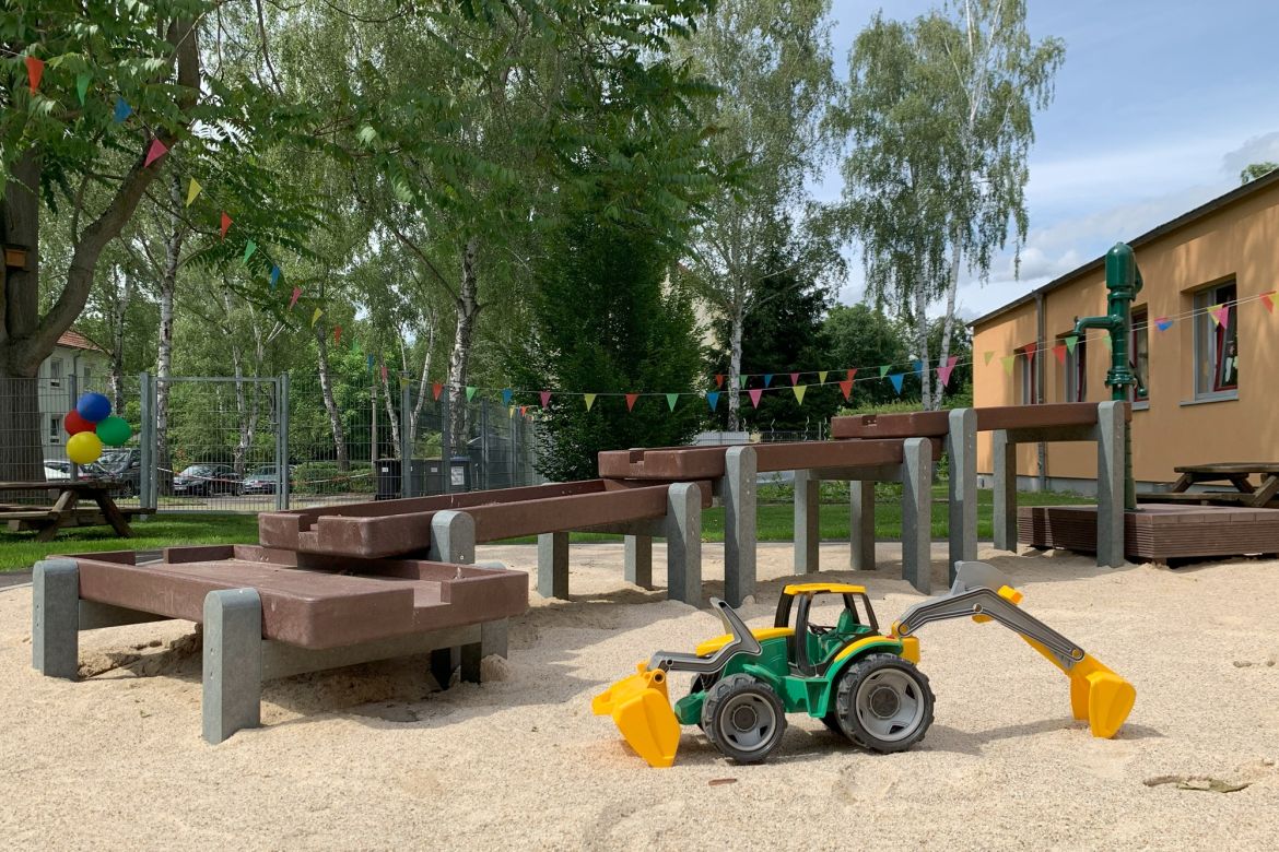 Der neue Spielplatz verwaist.jpg